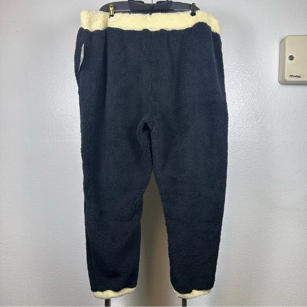 Disney‎ Black and Cream Fleece Fabric - Picture 2 of 7